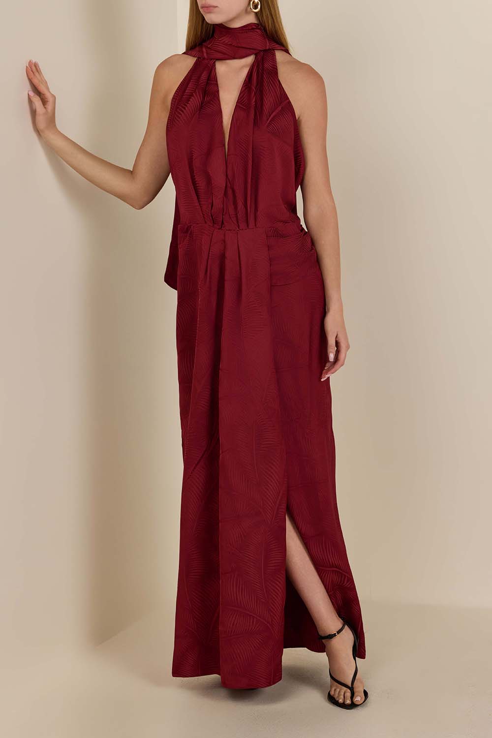 תמונת דוגמן קידמית של שמלת מקסי עם צעיף