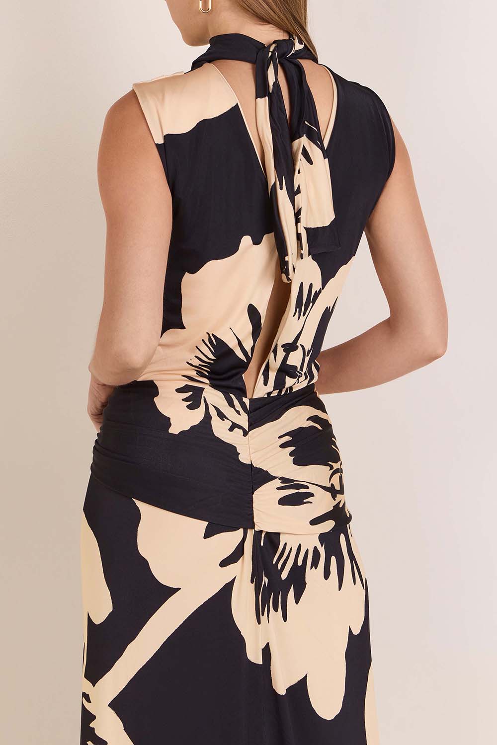 תמונת דוגמן אחורית של בגד גוף