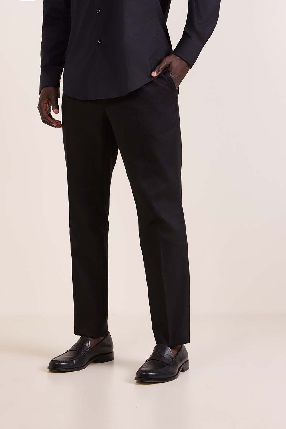 תמונת דוגמן קידמית של מכנסיים מחוייטים