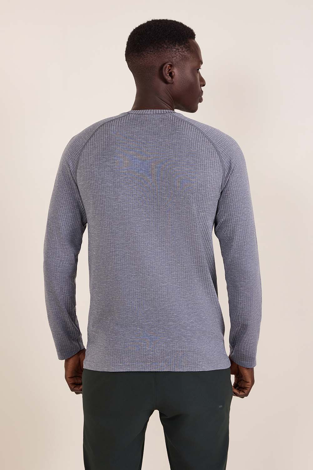 תמונת דוגמן אחורית של Metal Vent Tech Long-Sleeve Shirt