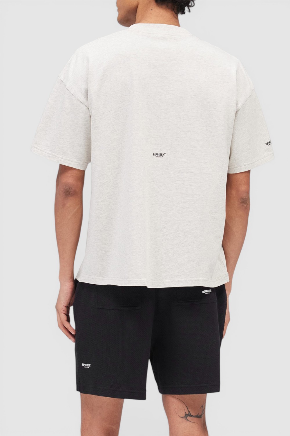 תמונת דוגמן אחורית של חולצת טי אוברסייז