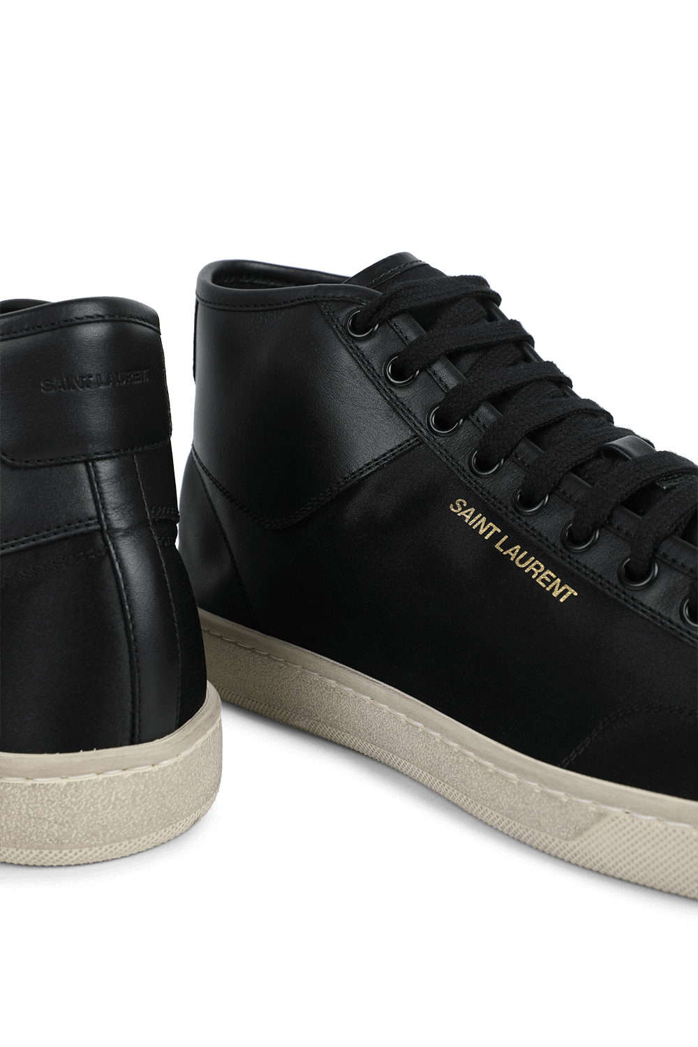 תמונת תקריב של נעלי סניקרס מעור ברכיסה גבוהה