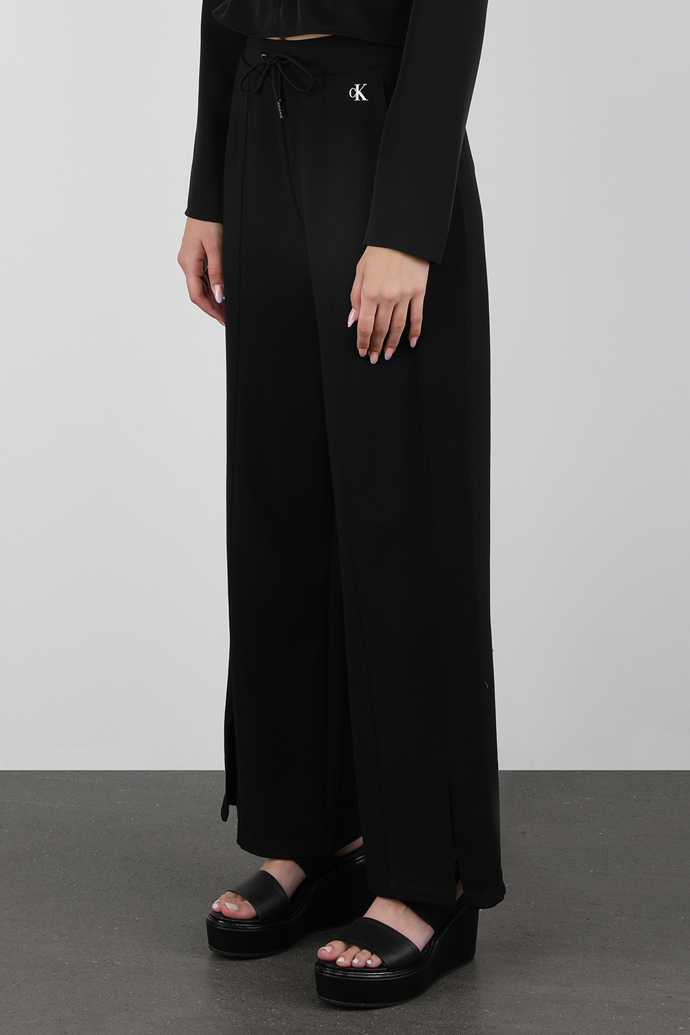 תמונת דוגמן קידמית של חולצת מעטפת עם שרוכי קשירה