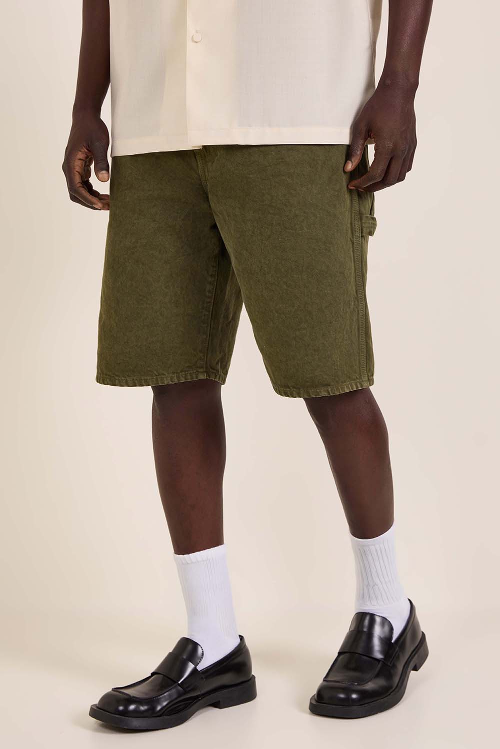 תמונת דוגמן קידמית של מכנסי ג'ינס קצרים