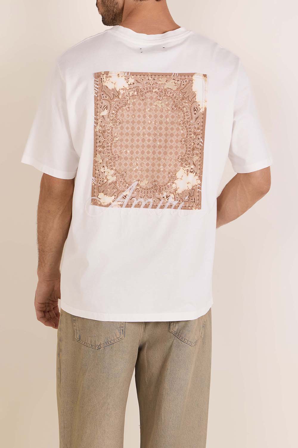 תמונת דוגמן אחורית של חולצת טי