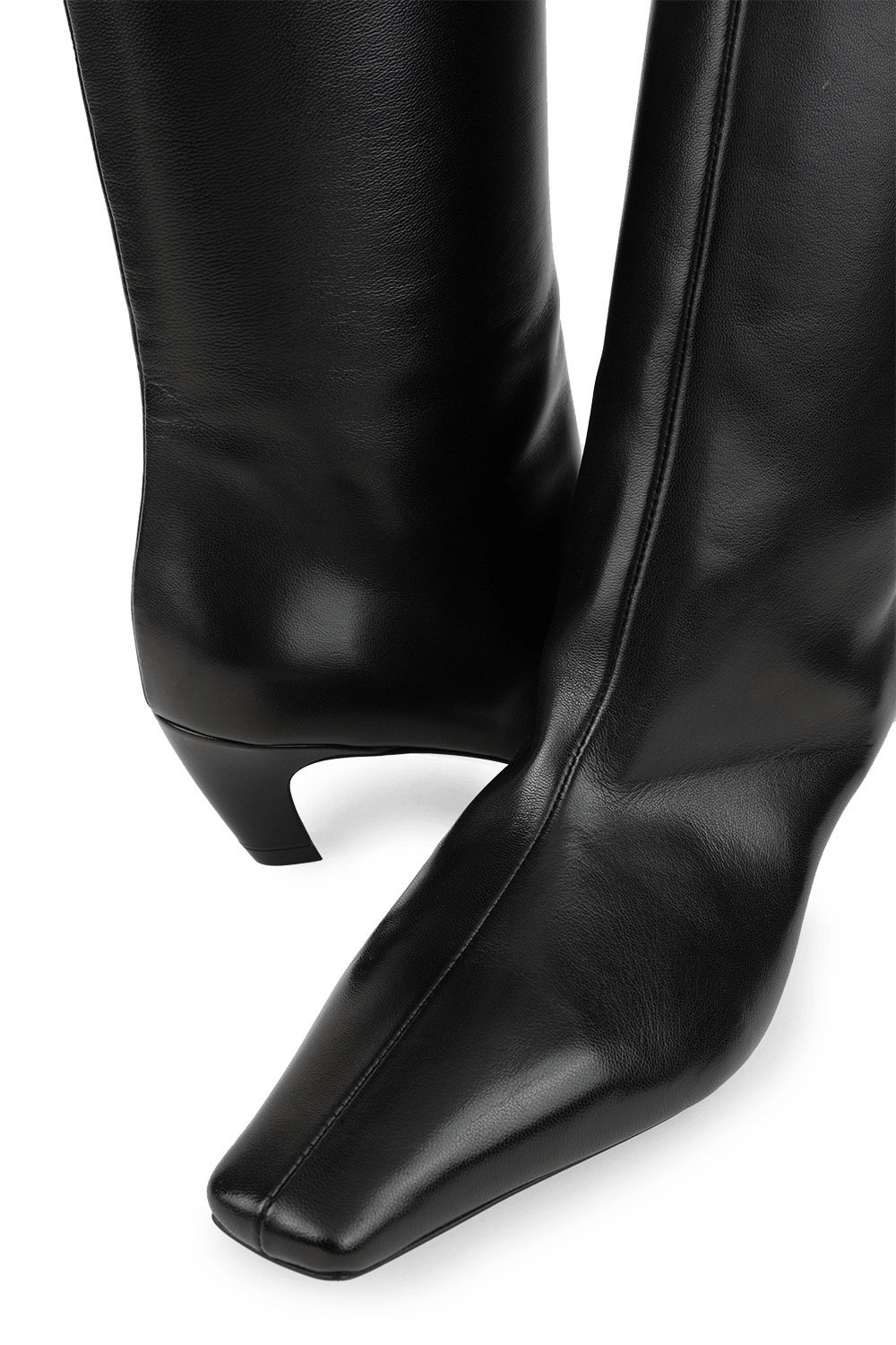 תמונת תקריב של מגפיים שחורים גבוהים מעור