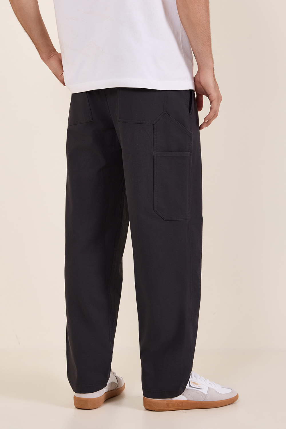 תמונת דוגמן אחורית של VersaTwill&trade; Utility Pant 32L