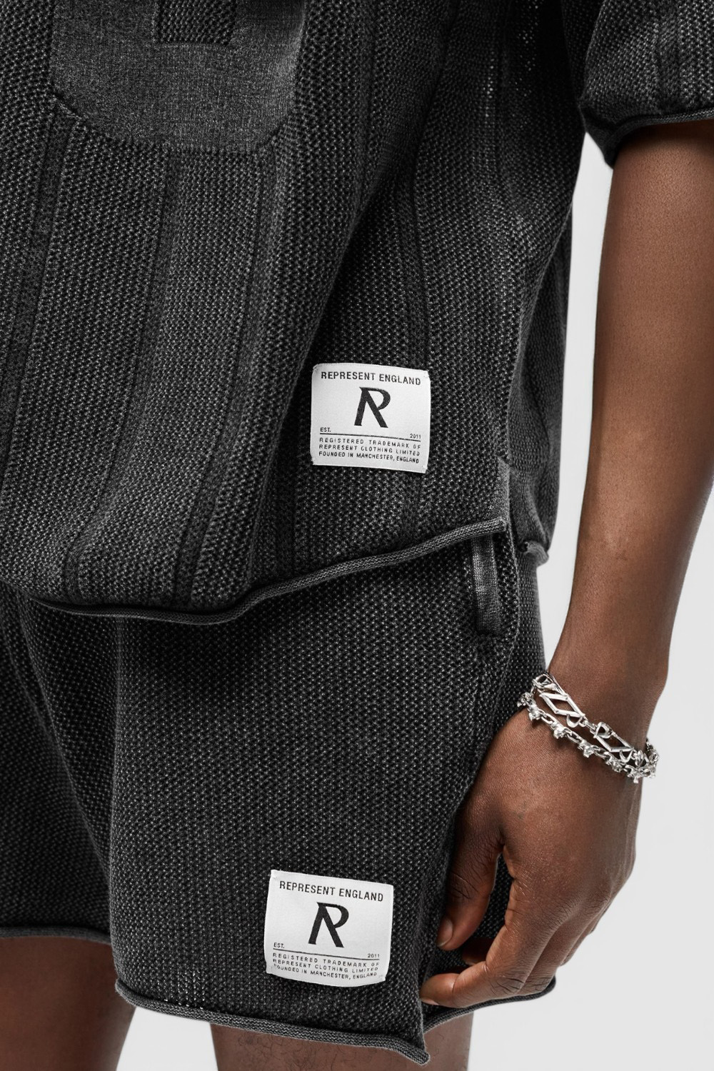 תמונת תקריב דוגמן של חולצת סריג