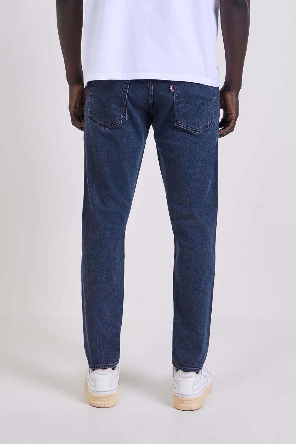 תמונת דוגמן אחורית של מכנסי סלים ג'ינס טאפר 512