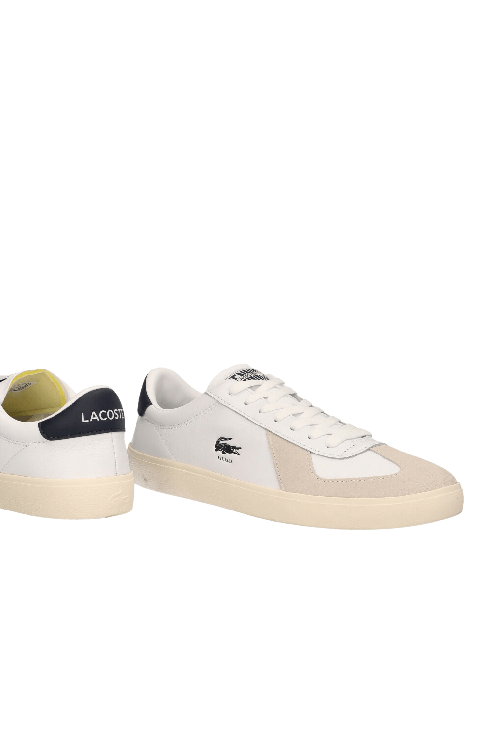 תמונת תקריב של נעלי סניקרס