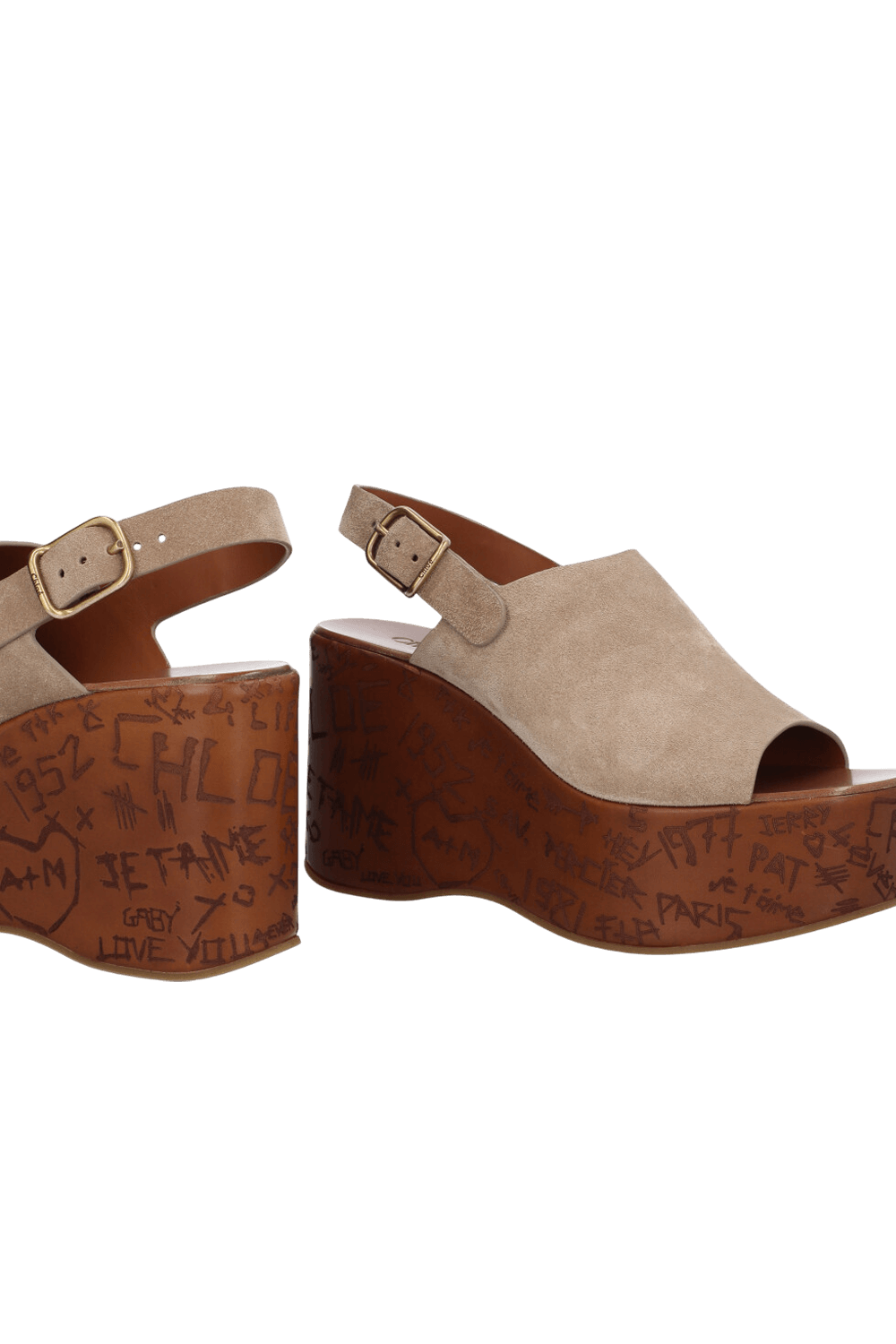 תמונת תקריב של סנדלי פלטפורמה