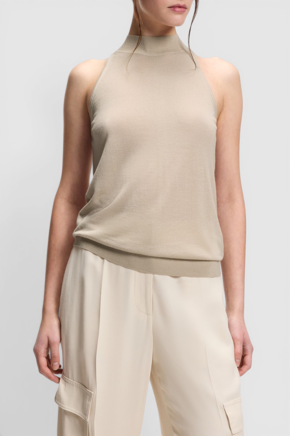 תמונת דוגמן קידמית של גופייה בגזרה ישרה