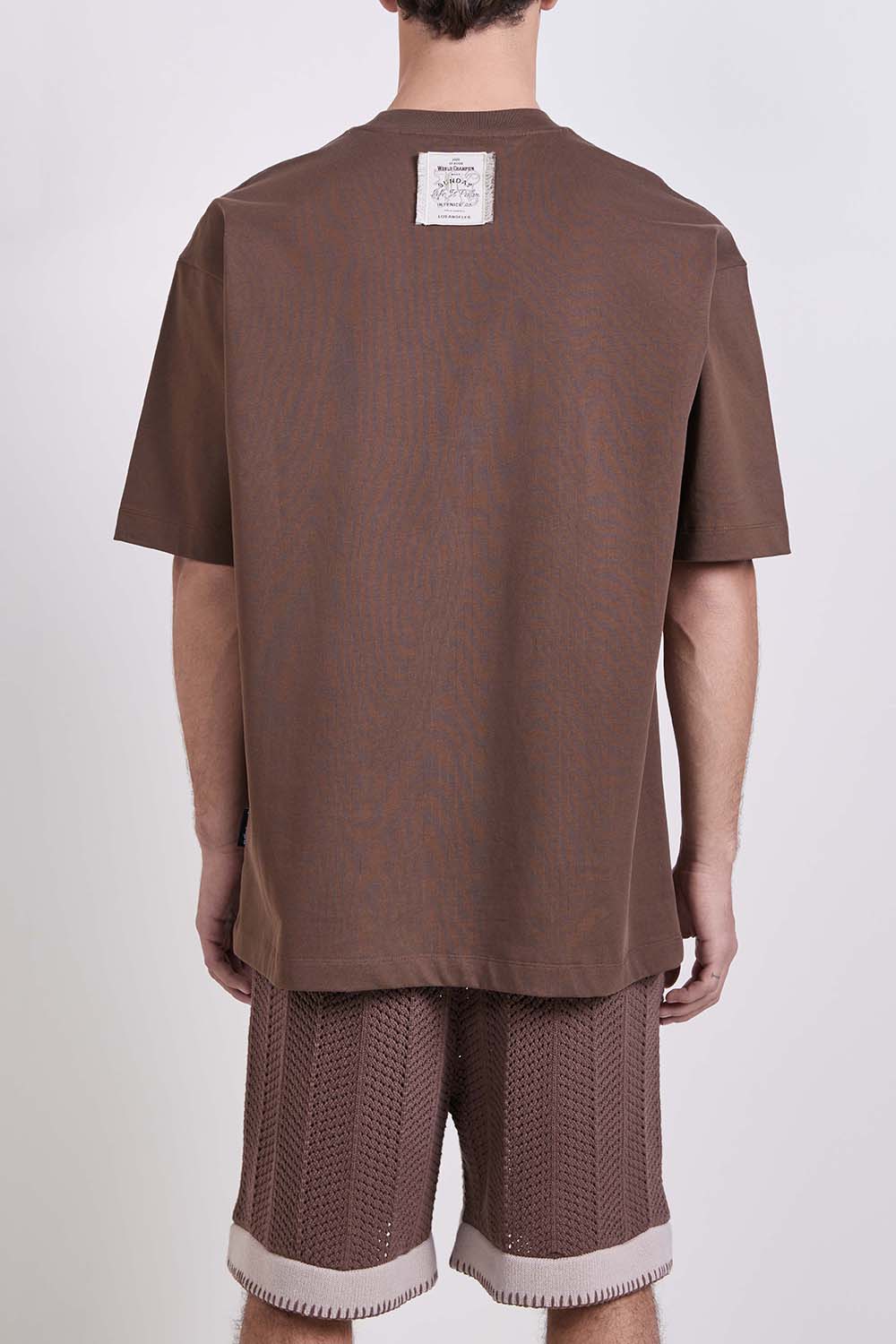 תמונת דוגמן אחורית של חולצת טי אוברסייז