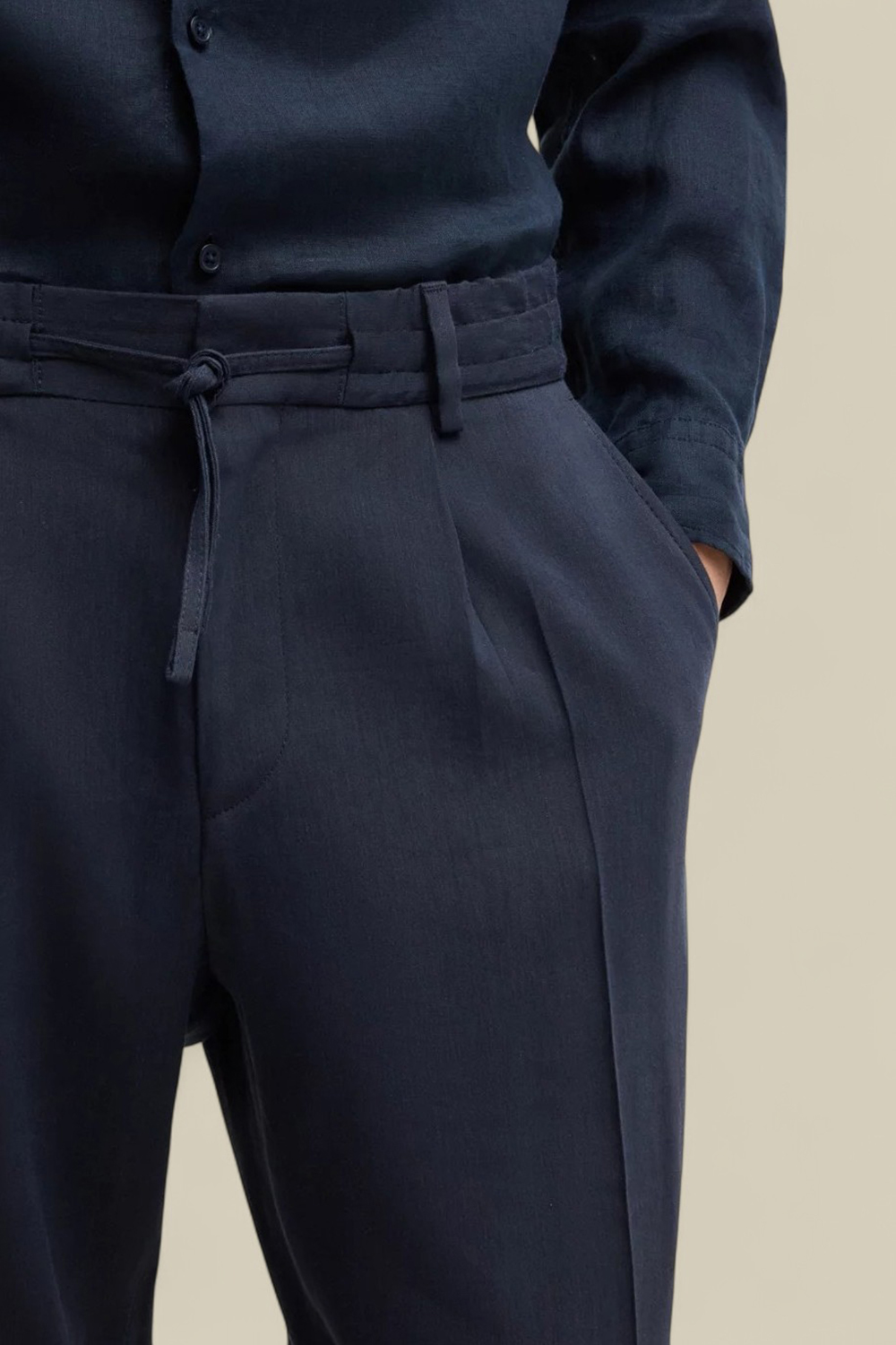 תמונת תקריב דוגמן של מכנסיים מחויטים