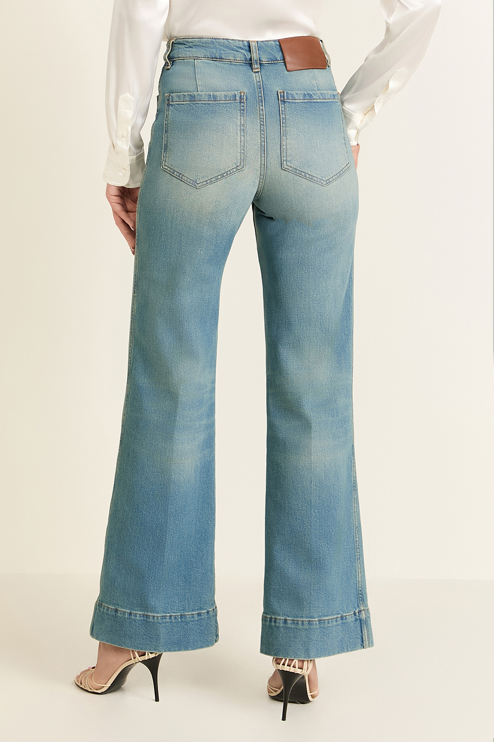 תמונת דוגמן אחורית של מכנסי ג'ינס אלינה בגזרה מתרחבת