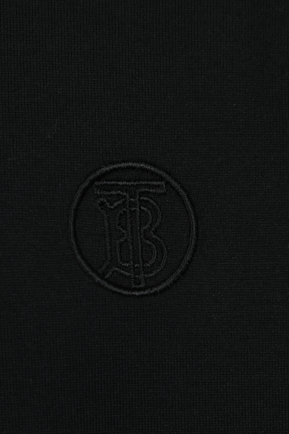 תמונה אחורית של חולצת טי שחורה עם לוגו רקום