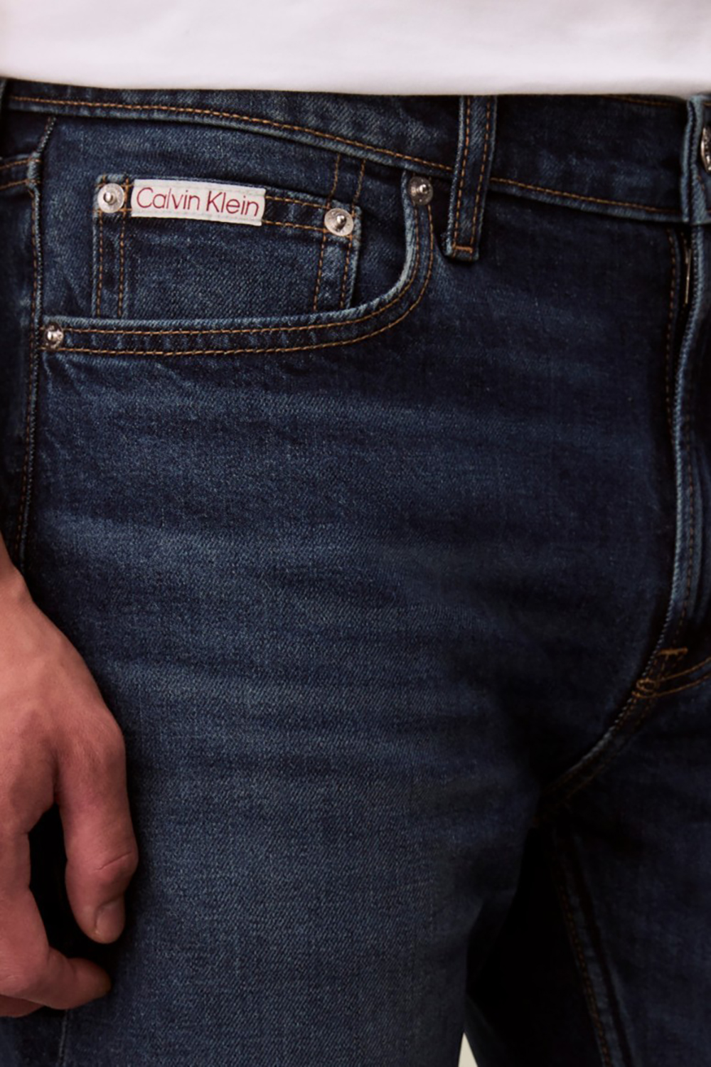 תמונת תקריב דוגמן של מכנסי ג'ינס סלים פיט