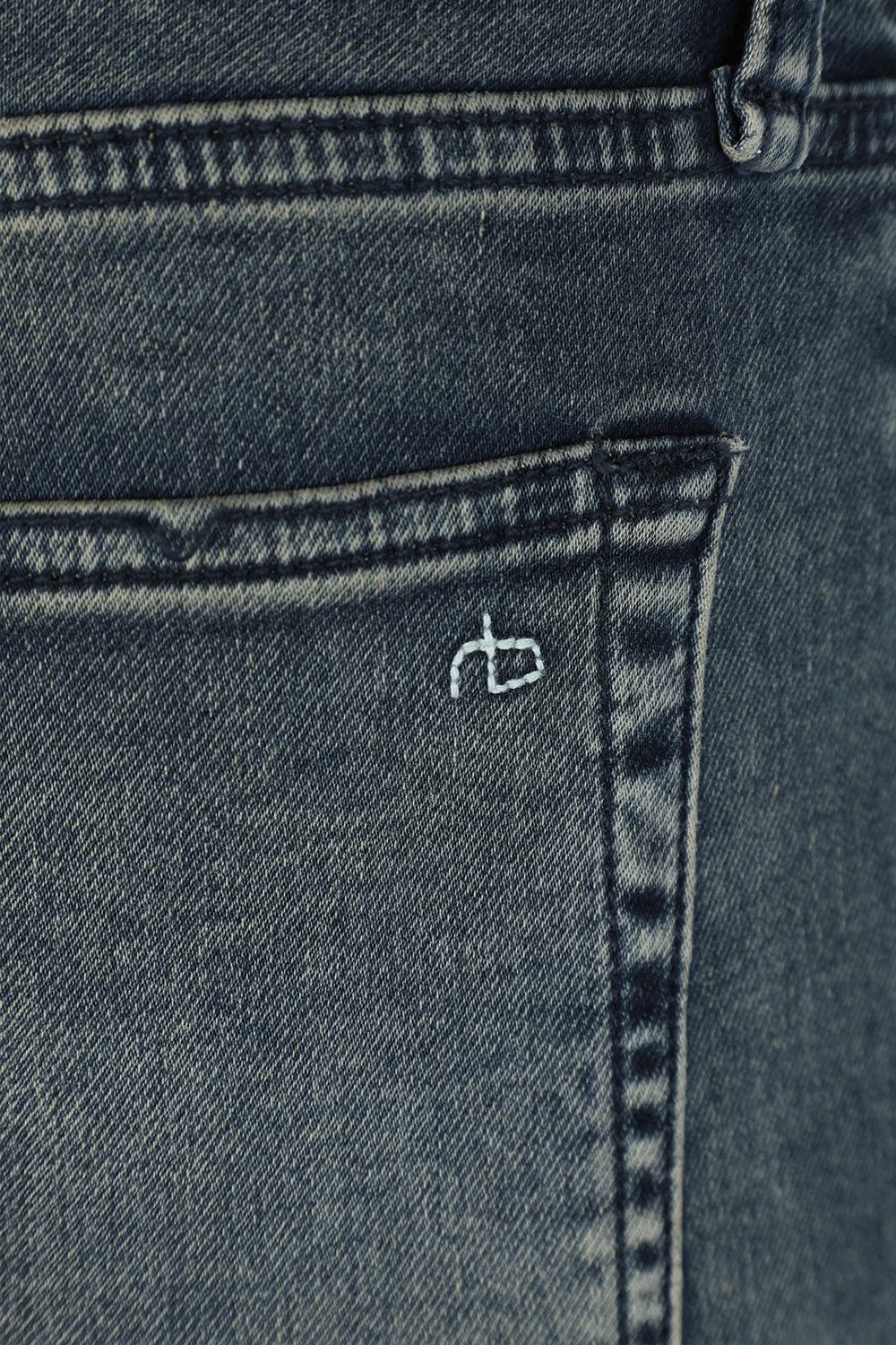 תמונת תקריב של מכנסי סקיני ג'ינס