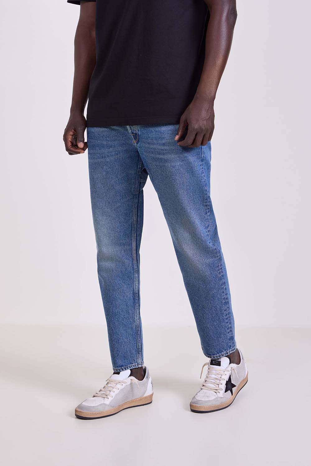 תמונת דוגמן קידמית של מכנסי ג'ינס בגזרת סלים