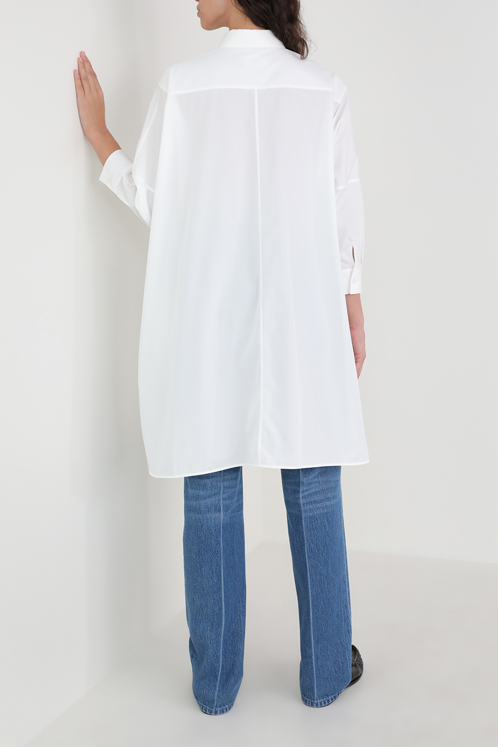 תמונת דוגמן אחורית של חולצה מכופתרת ארוכה אוברסייז