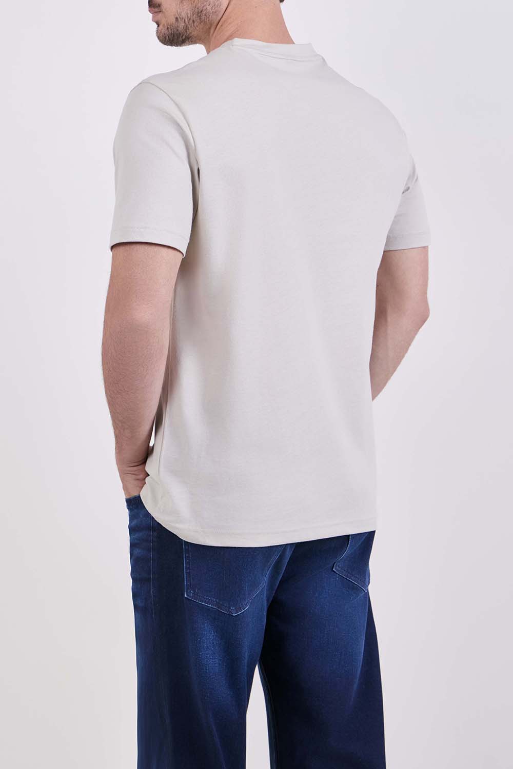 תמונת דוגמן אחורית של חולצת טי