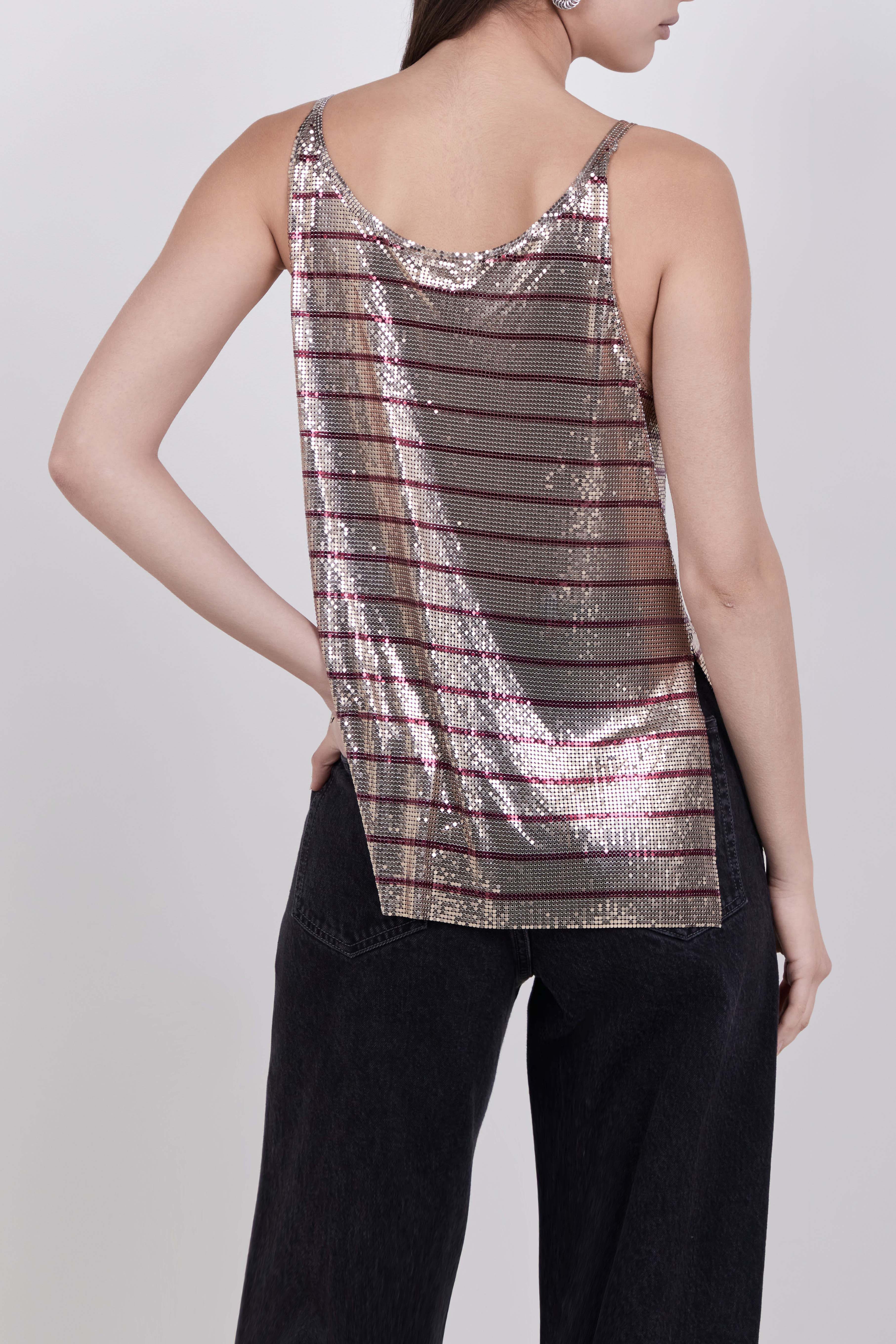 תמונת דוגמן אחורית של גופיית רשת מטאלית