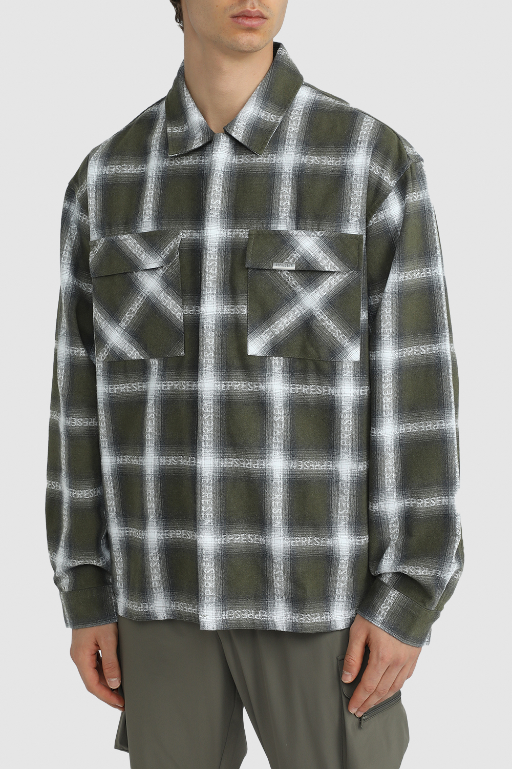 תמונת דוגמן קידמית של חולצה מכופתרת פלנל