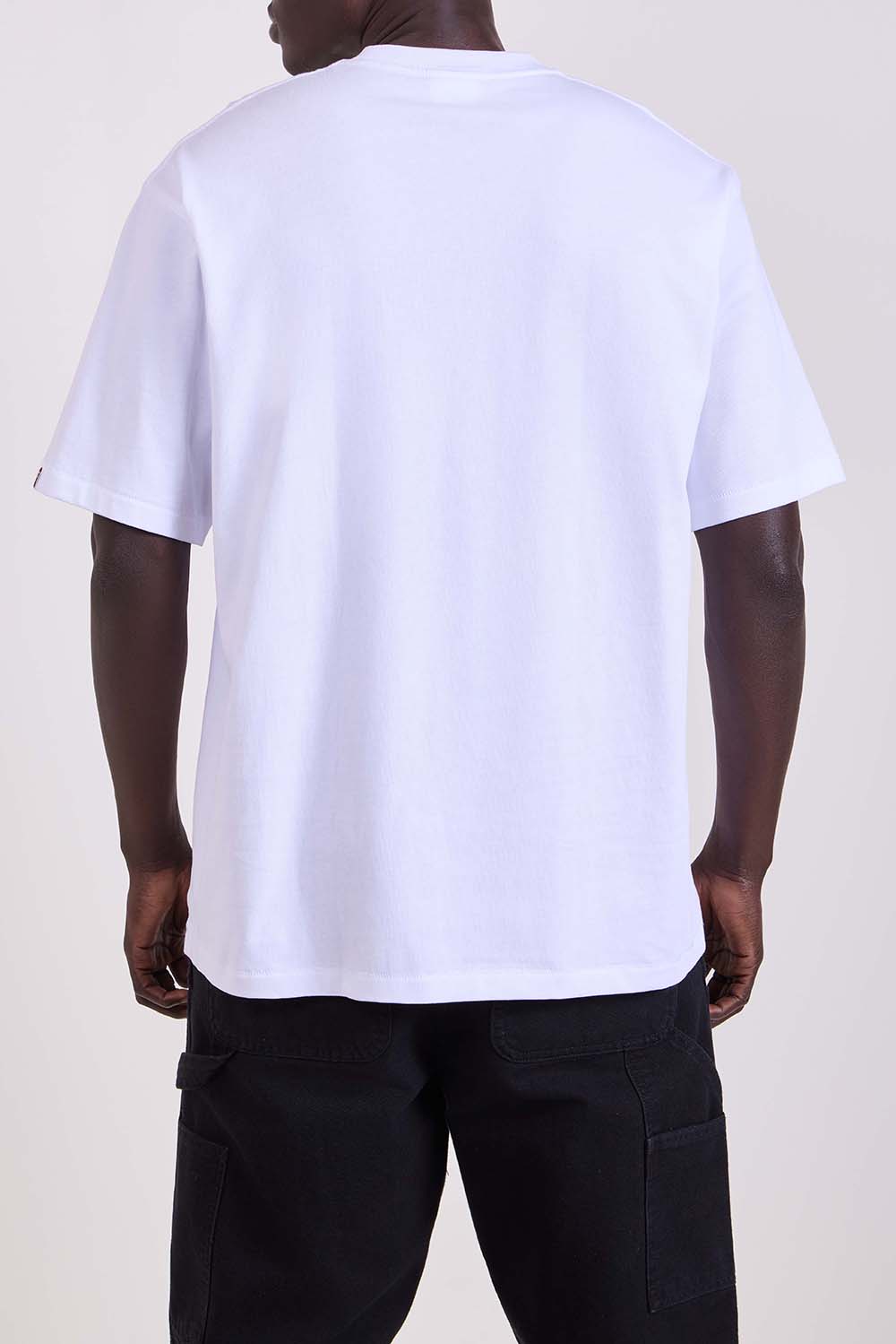 תמונת דוגמן אחורית של חולצת טי בגזרה משוחררת