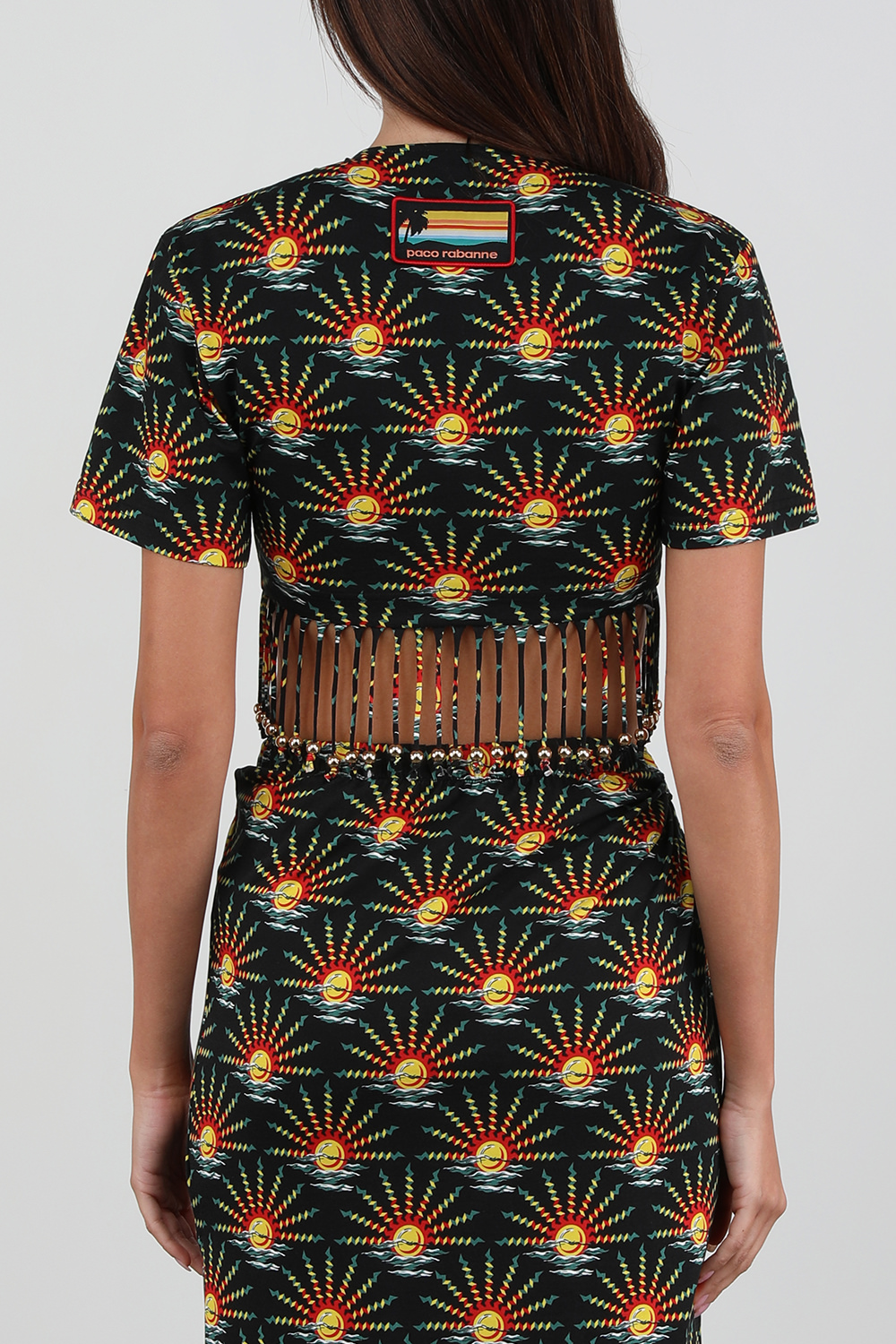 תמונת דוגמן אחורית של חולצת קשירה ססגונית עם פרנזים