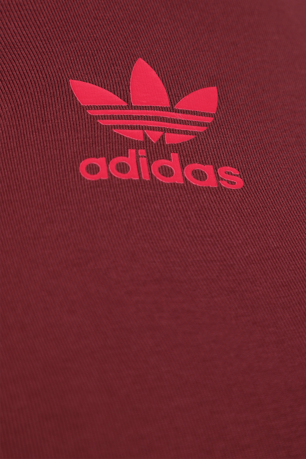 תמונת תקריב של בגד גוף ארוך ממותג בגווני ורוד ובורדו