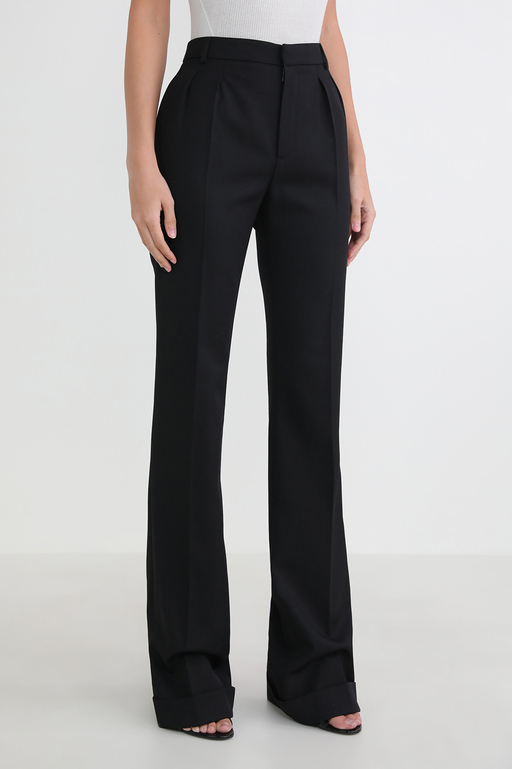 תמונת דוגמן קידמית של מכנסי צמר מחויטים שחורים