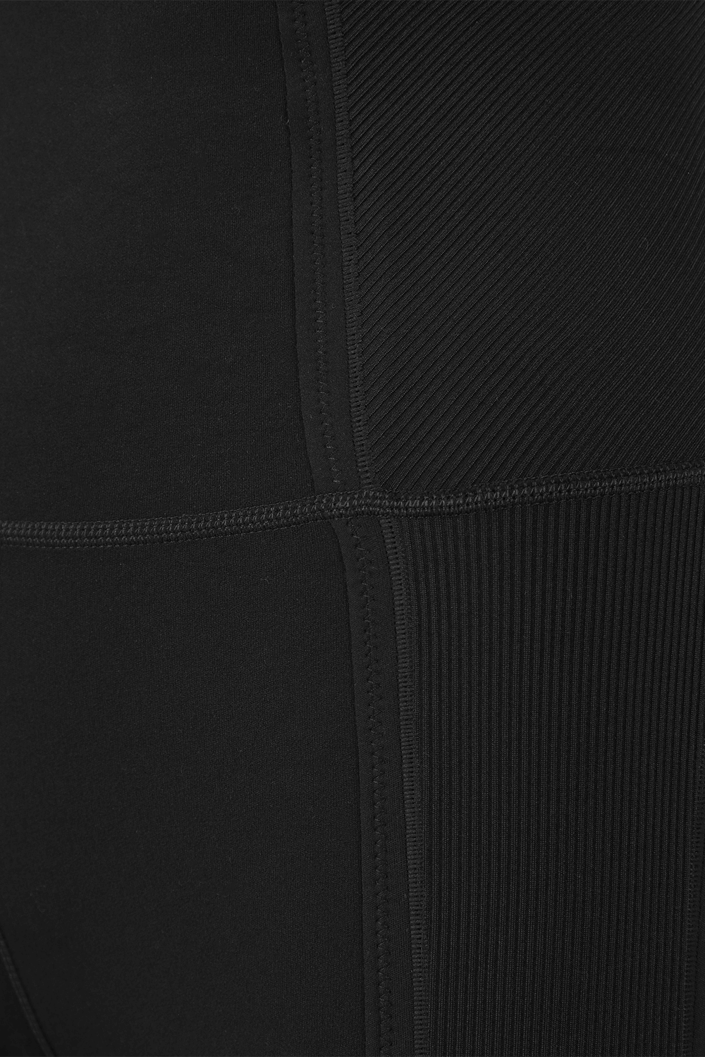 תמונה אחורית של מכנסי טייץ באורך 7/8 בצבע שחור