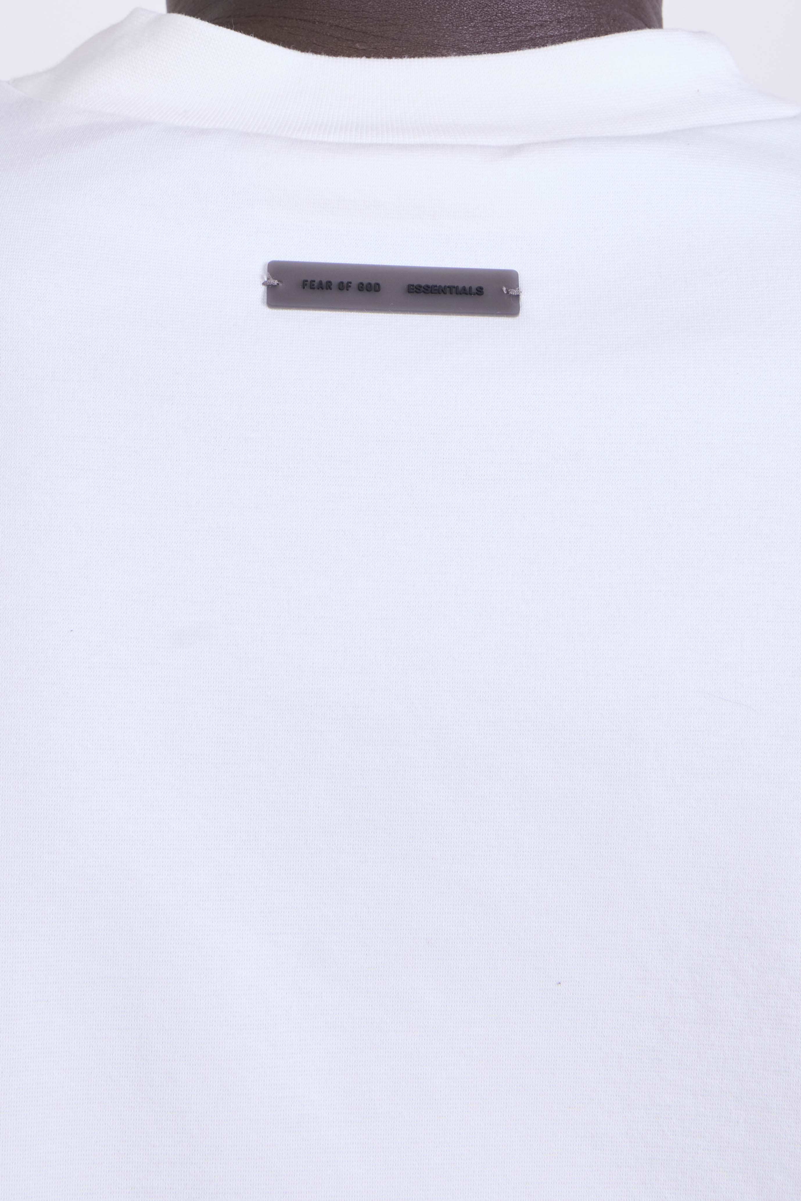 תמונת תקריב דוגמן של חולצת טי אוברסייז