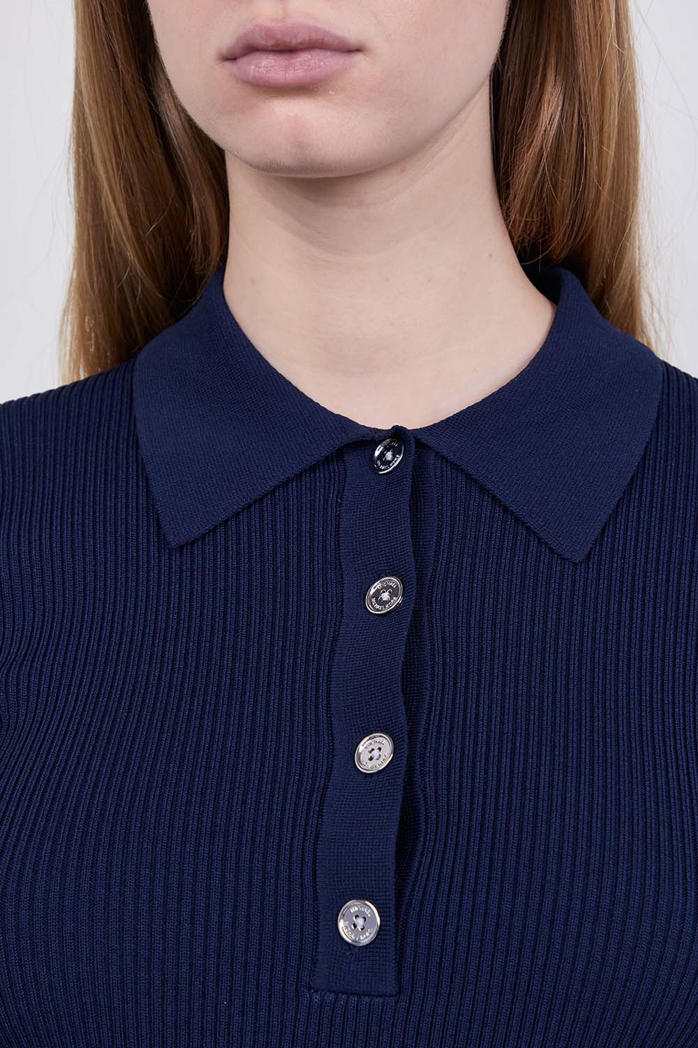 תמונת תקריב דוגמן של חולצת פולו