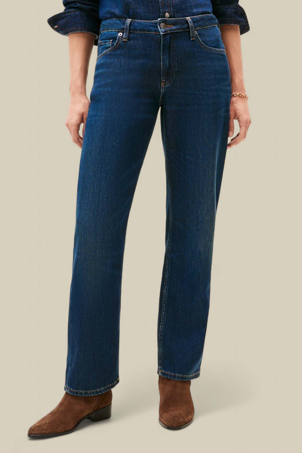 תמונת דוגמן קידמית של מכנסי ג'ינס ישרים