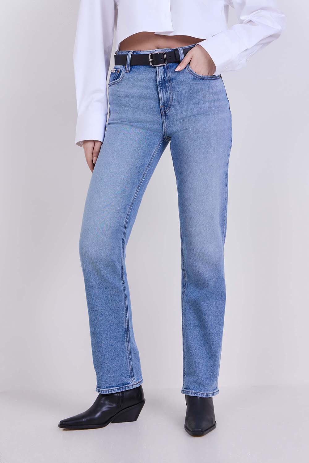 תמונת דוגמן קידמית של מכנסי ג'ינס בגזרה גבוהה וישרה