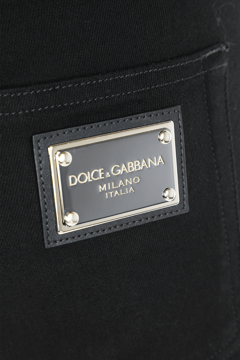 תמונת פנים של מכנסיים בגזרת סקיני עם שרשרת כסופה בגוון שחור