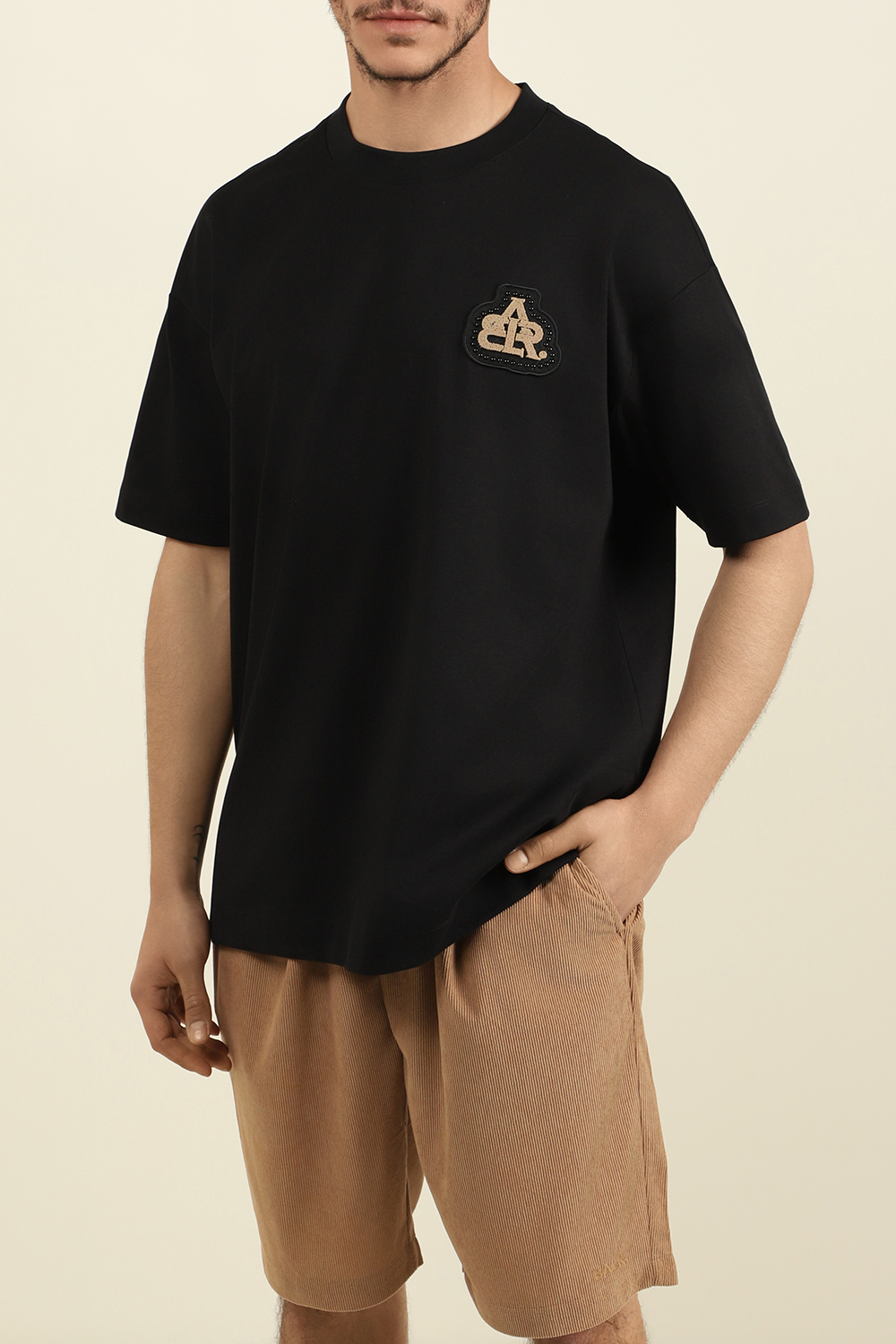 תמונת דוגמן קידמית של חולצת טי בגזרה משוחררת