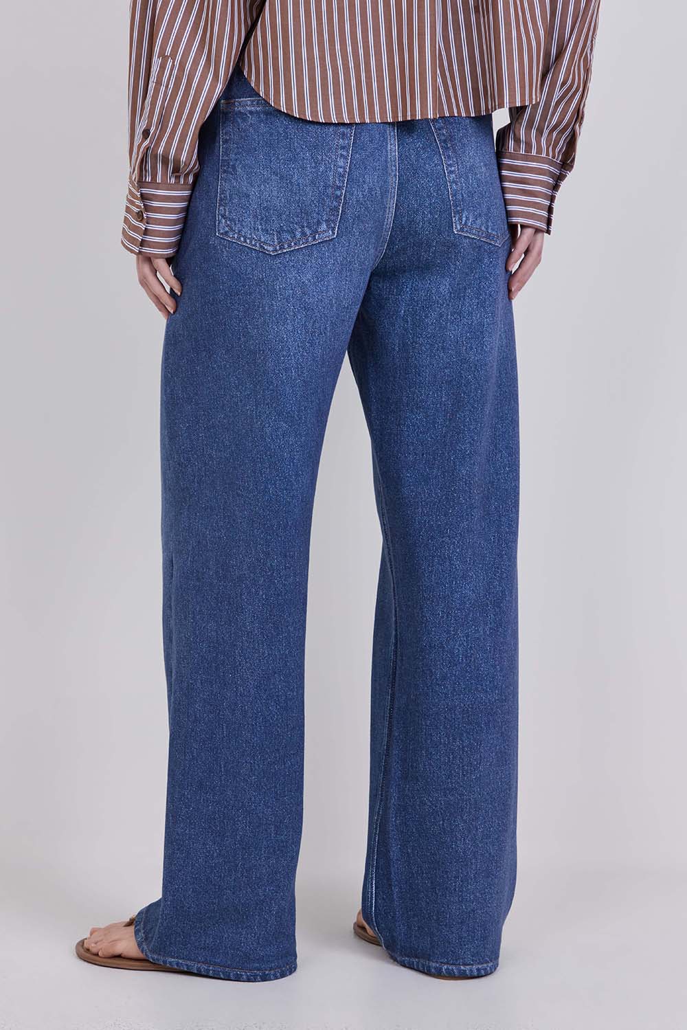 תמונת דוגמן אחורית של ג'ינס בגזרה רחבה