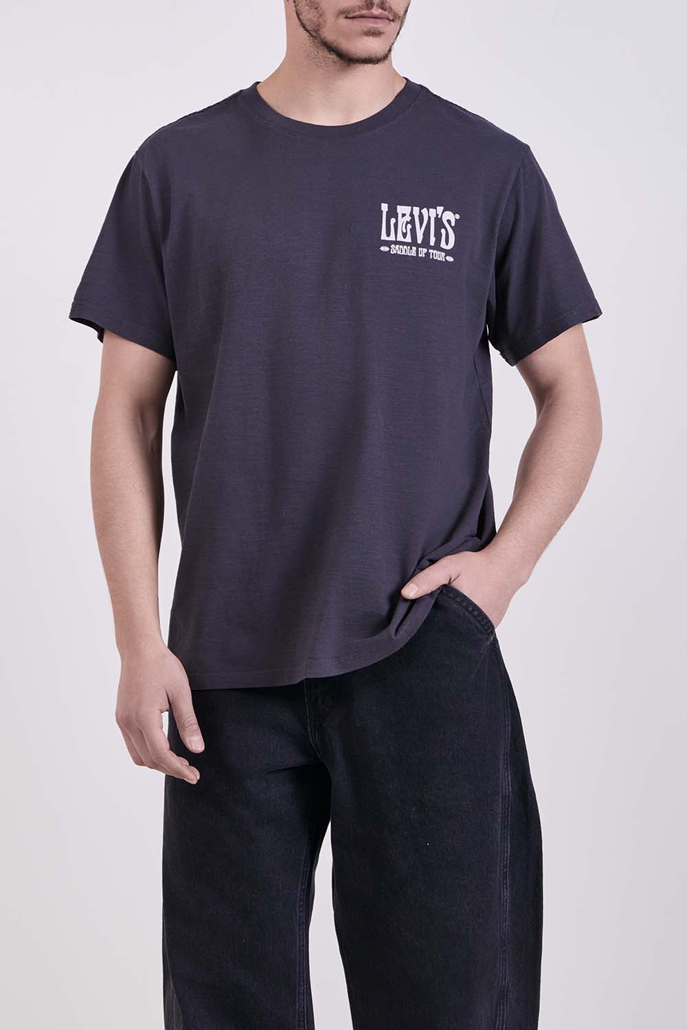 תמונת דוגמן קידמית של חולצת טי בגזרה משוחררת