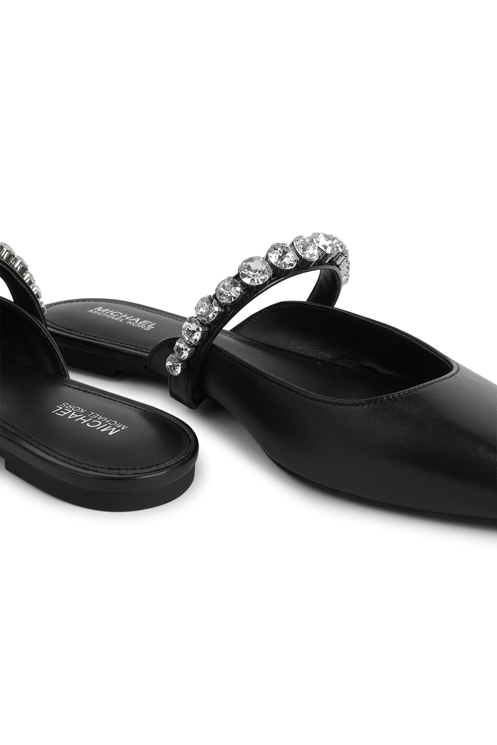 תמונת תקריב של נעלי מיול עור 