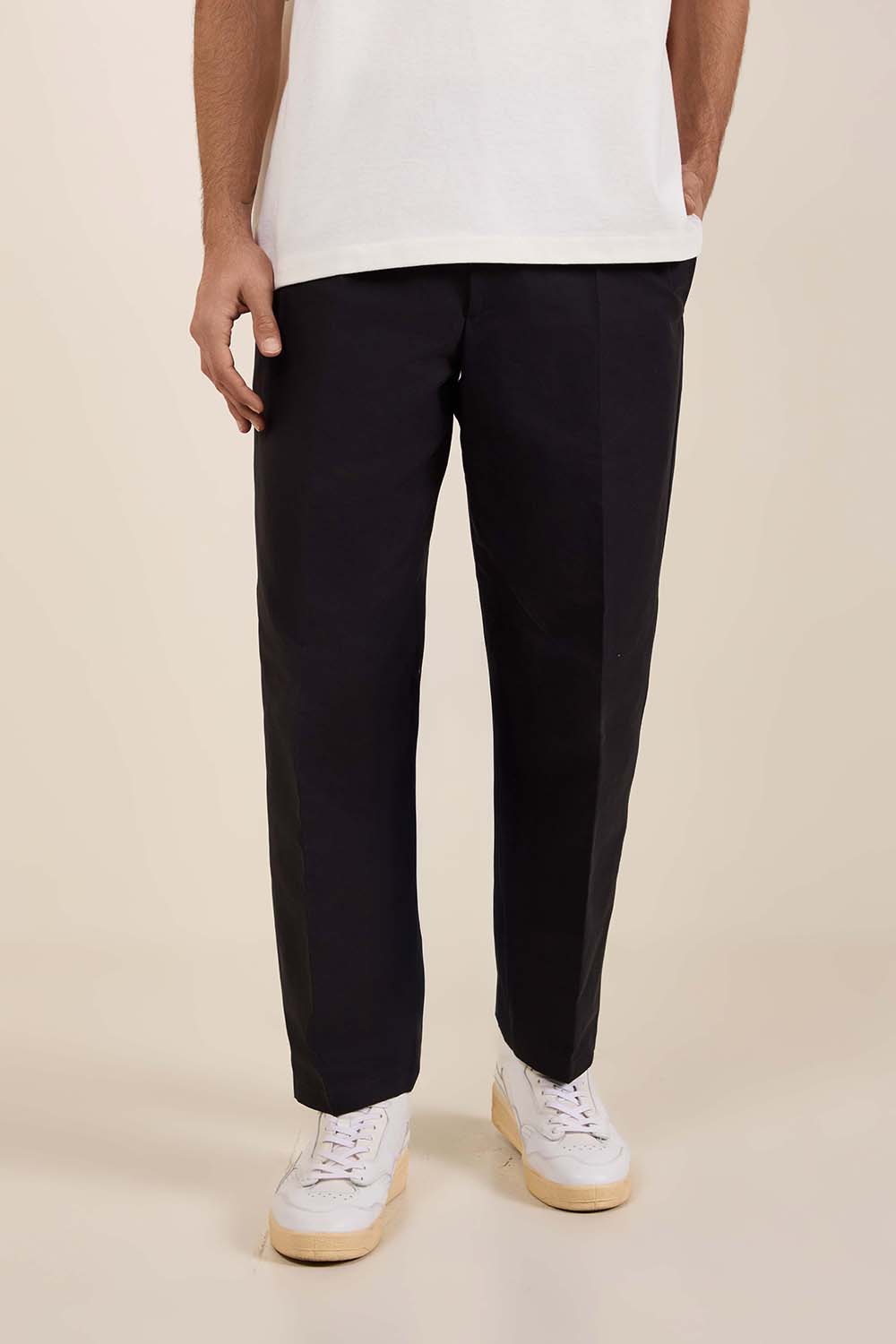 תמונת דוגמן קידמית של מכנסיים מחויטים בגזרה משוחררת