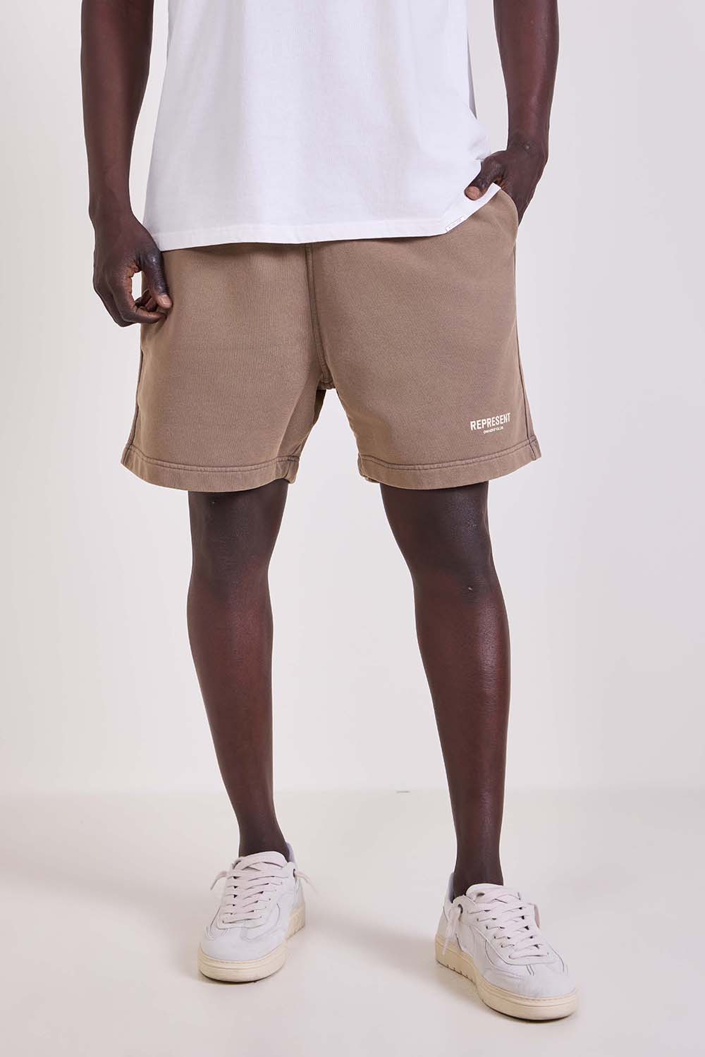 תמונת דוגמן קידמית של מכנסי ג'וגר קצרים