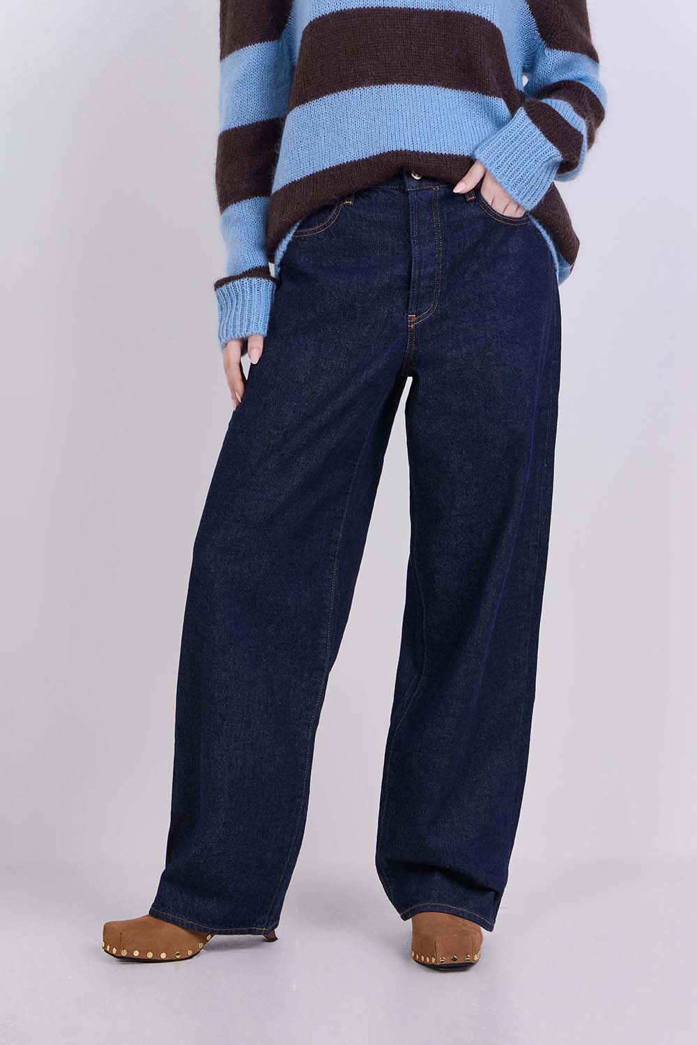 תמונת דוגמן קידמית של מכנסי ג'ינס אמיליה גריי X פריים