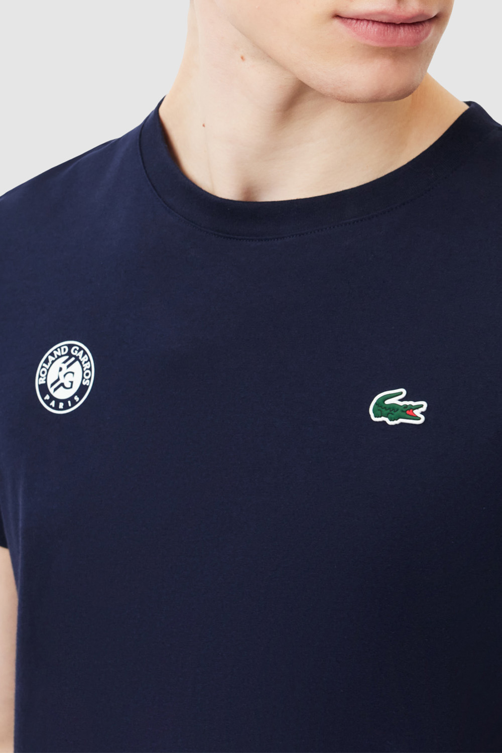 תמונת תקריב דוגמן של לקוסט X רולאן גארוס חולצת טי