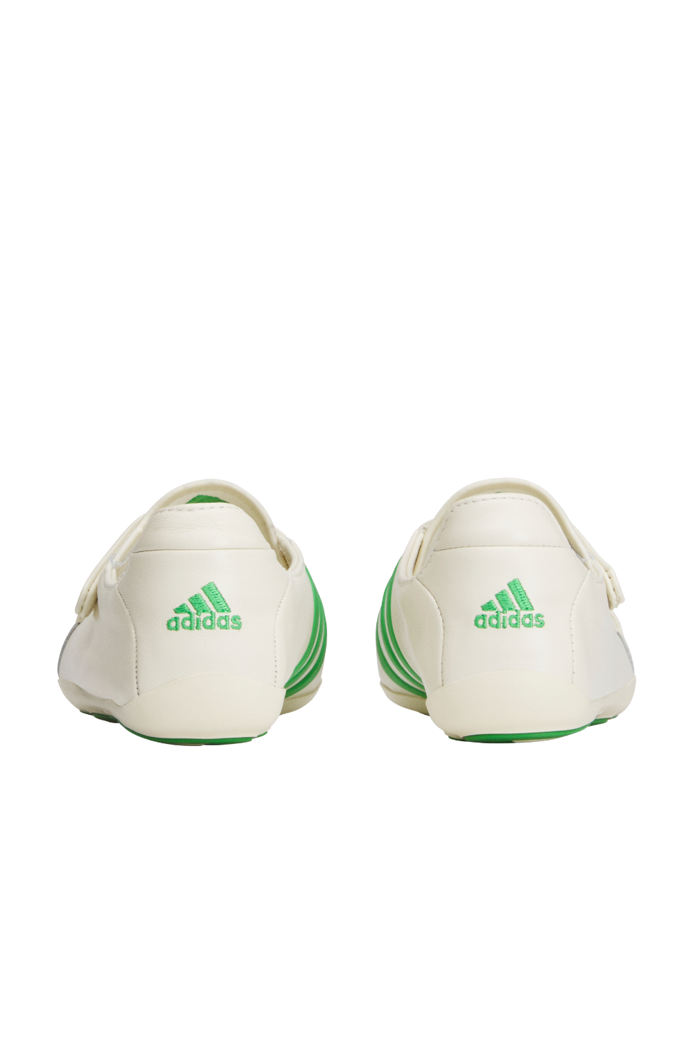 תמונת תקריב של נעלי סניקרס אדידס X  פארל וויליאמס