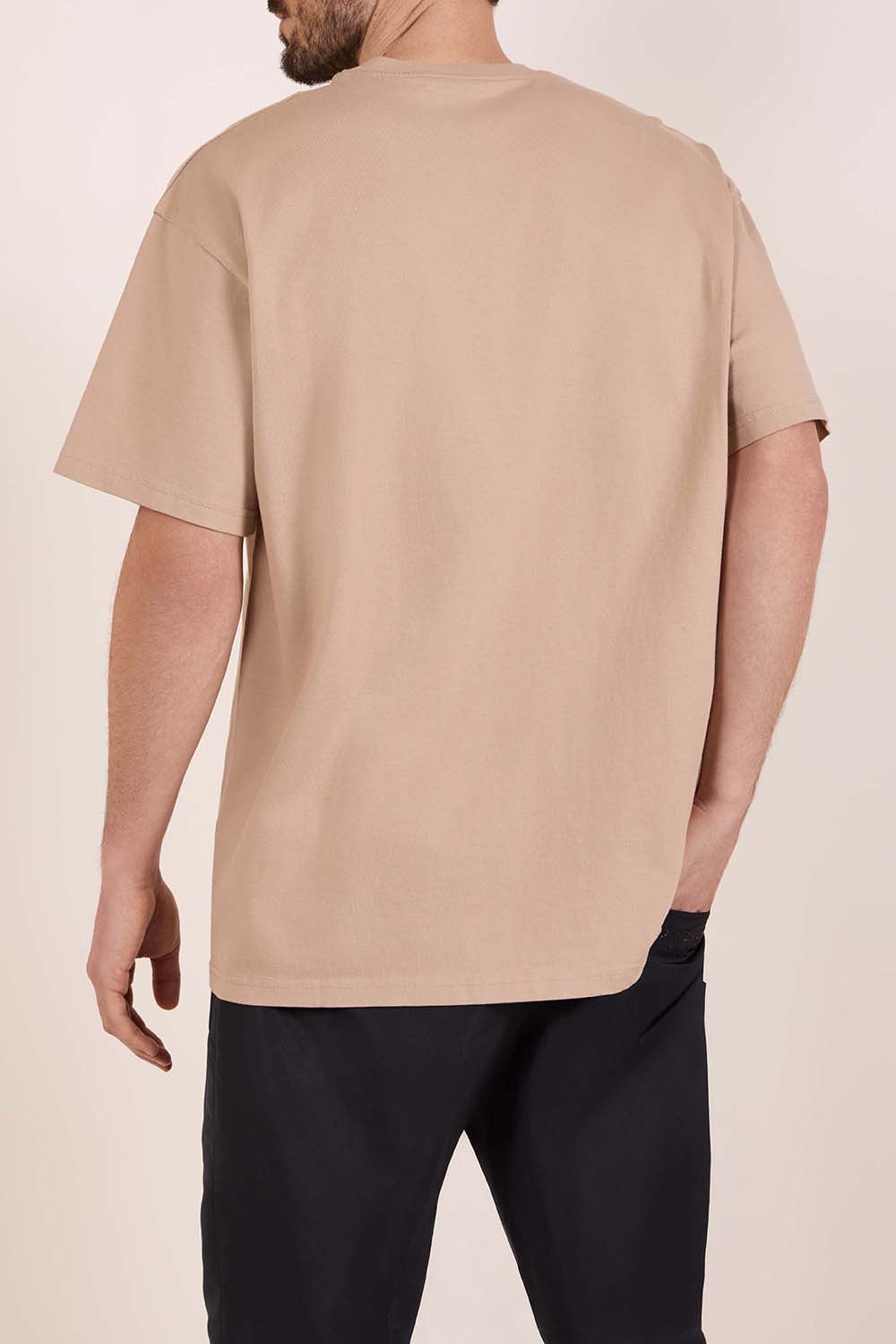 תמונת דוגמן אחורית של חולצת טי