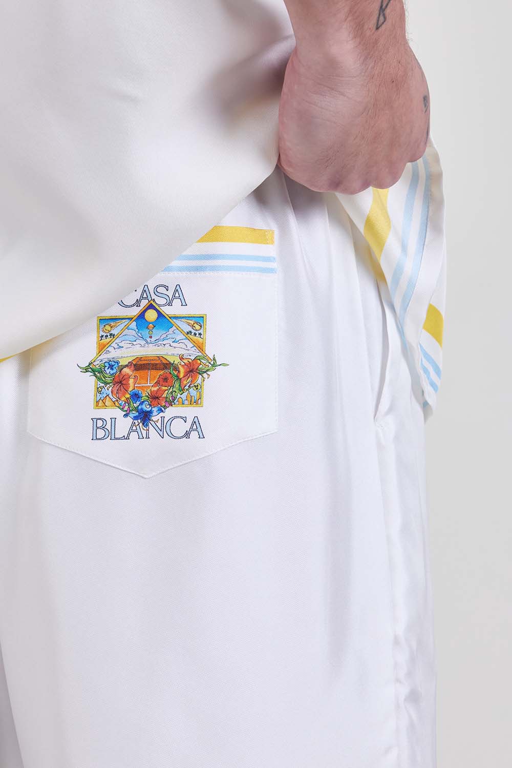 תמונת תקריב דוגמן של מכנסיים קצרים משי