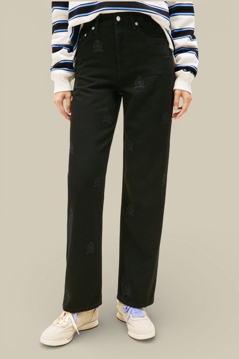 תמונת דוגמן קידמית של מכנסי ג'ינס בגזרת סלים