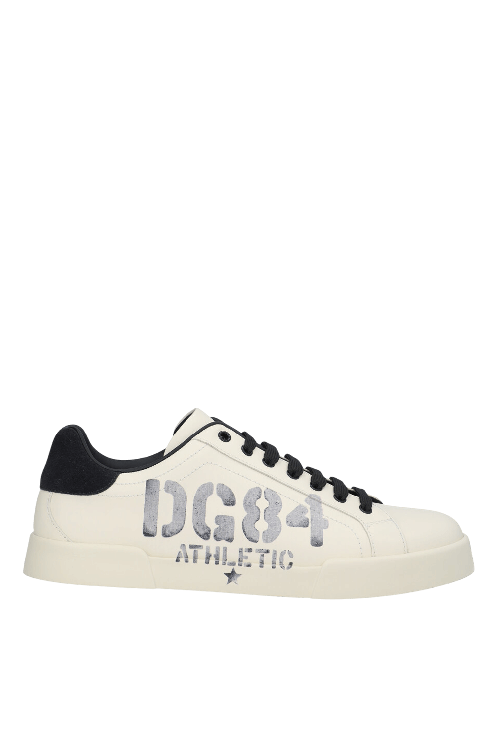 תמונה קידמית של נעלי סניקרס עור